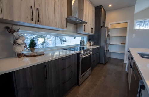 Sainte-Beatrix Ski Chalet | Le Somptueux : Luxurious Waterfront & Mountains