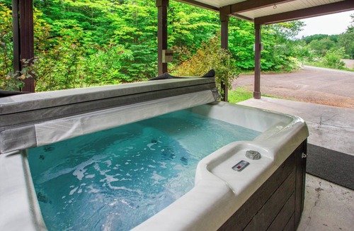 Saint Donat Ski Chalet | Le Sous-Bois Ski in/out + Spa