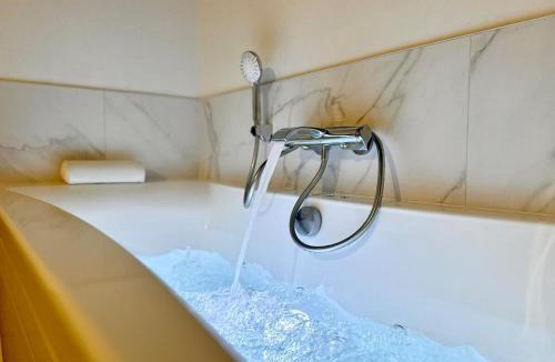 Mont-de-Marsan Apartment | Le SPA Étoilé - Baignoire Balnéo et Sauna Privatif
