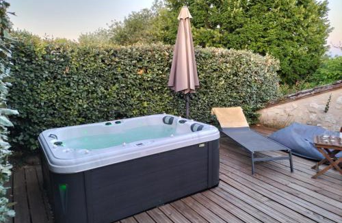 Cahuzac-sur-Vere Apartment | Le SPA d'Adélaïde son jacuzzi privé