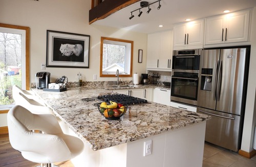 La Peche Ski Chalet | Le Stonybreck: Modern Wakefield/Edelweiss Chalet Getaway