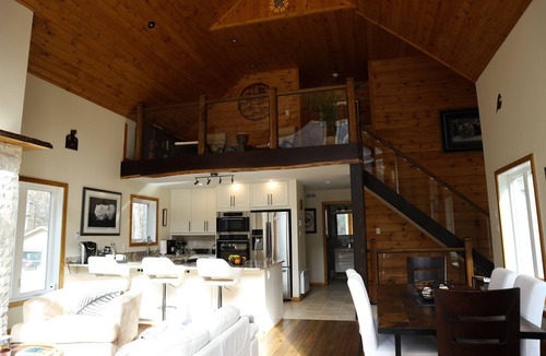 La Peche Ski Chalet | Le Stonybreck: Modern Wakefield/Edelweiss Chalet Getaway