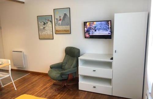Bagneres-de-Bigorre Apartment | LE STUDIO, avec un extérieur, un local pour vos vélos, skis, bagages
