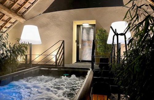 Jouey Apartment | Le Studio des Prés Verts Suite Design avec Jacuzzi Privatif