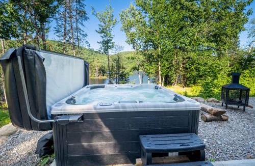 Lac-aux-Sables Ski Chalet | Le Stuga - Spa Steam room and Lake