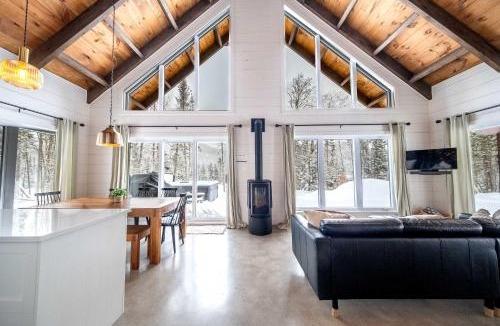 Lac-aux-Sables Ski Chalet | Le Stuga - Spa Steam room and Lake