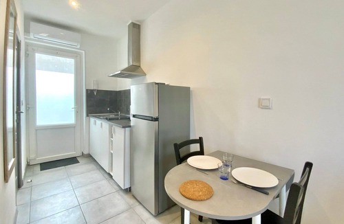 Faubourg Apartment | Le Sully, City Center Studio with A/C