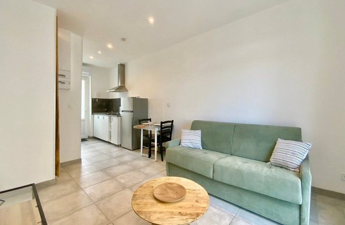 Faubourg Apartment | Le Sully, City Center Studio with A/C