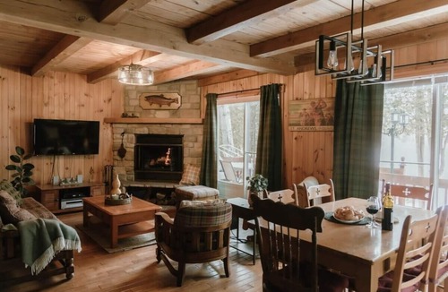 Eastman Ski Chalet | Le Sunset - Lakefront vintage charm , bike