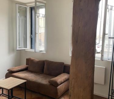 Castelnaudary Apartment | Le temps d une pause classé 4 étoiles en hyper centre, gare immédiate et accès Grand Bassin