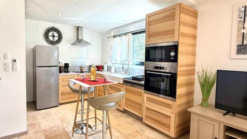 Saint-Paulet-de-Caisson Apartment | Le Titibu, Gîte et Spa entre Ardèche et Provence, Clim, BBQ, Netflix, classé 5 étoiles