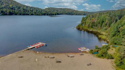 Sainte-Lucie-des-Laurentides House | Le Toujours Heureux avec SPA, waterfront, and dock