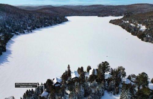 Sainte-Lucie-des-Laurentides House | Le Toujours Heureux avec SPA, waterfront, and dock