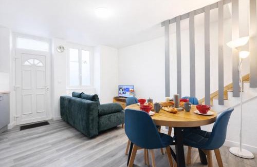 Brienon-sur-Armancon Apartment | Le Trilou - By BEST KEYS - Triplex 3 Chambres - Lit King Size - Climatisation - Smart TV Canal Plus & Amazon Prime - Cuisine Équipée - Télétravail - Proche Centre & Canal de Bourgogne - Check-in Autonome