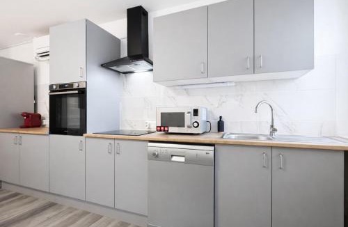 Brienon-sur-Armancon Apartment | Le Trilou - By BEST KEYS - Triplex 3 Chambres - Lit King Size - Climatisation - Smart TV Canal Plus & Amazon Prime - Cuisine Équipée - Télétravail - Proche Centre & Canal de Bourgogne - Check-in Autonome