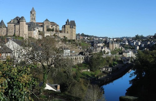 Uzerche Apartment | Le trou dans le mur