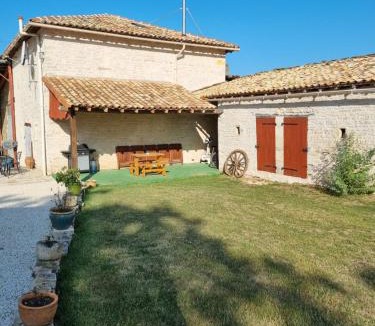 Maire-Levescault Apartment | Le verger des noyer Relaxing getaway with private pool