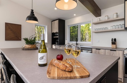 Baie-St-Paul Cottage | Le Versant Sud 7: Hot Tub, Sauna with River Views