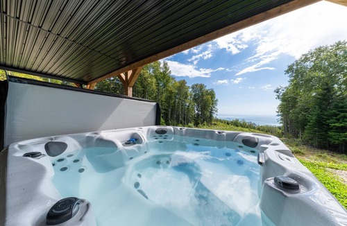 Baie-St-Paul Cottage | Le Versant Sud 7: Hot Tub, Sauna with River Views