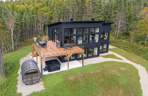 Baie-St-Paul Cottage | Le Versant Sud 7: Hot Tub, Sauna with River Views