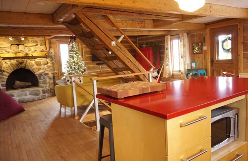 Saint Jean Port Joli Ski Chalet | Le Vieil Âtre - Rustic & cosy chalet