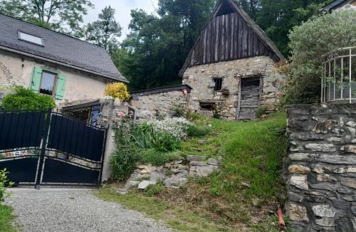 Seix House | Le vieux vieux manoir de la guardo face au Mont Valier