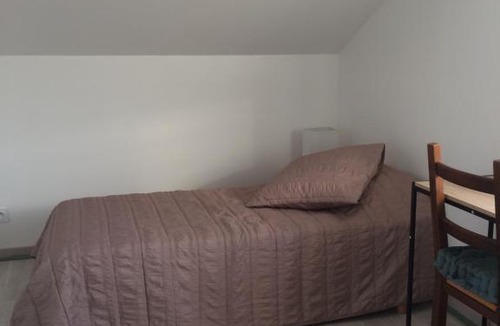 Neulles House | Le village