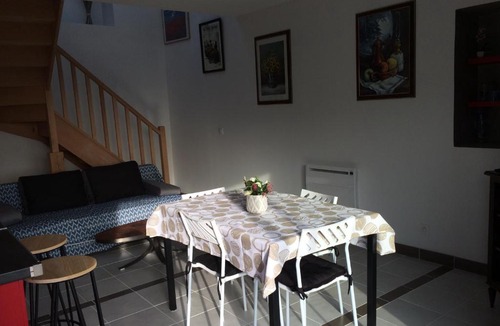 Neulles House | Le village