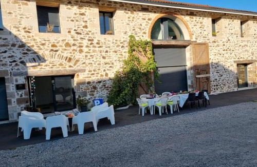 Limoges Apartment | Le voyage à travers les flots