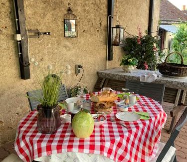 Saint-Bonnet-Troncais Bed & Breakfast | Le Voyageur