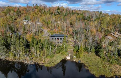 Ste-Lucie-des-Laurentides Ski Chalet | Le Willow Spacious Home, Hot tub & Billiards