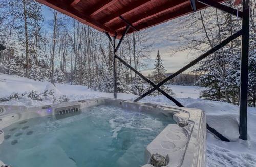 Ste-Lucie-des-Laurentides Ski Chalet | Le Willow Spacious Home, Hot tub & Billiards