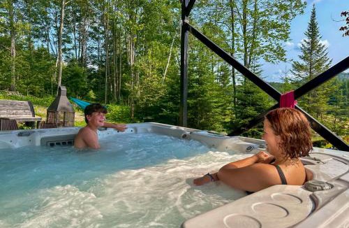 Ste-Lucie-des-Laurentides Ski Chalet | Le Willow Spacious Home, Hot tub & Billiards
