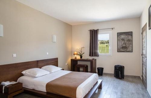 Saint-Laurent-des-Arbres Hotel | Le Ya'Tis