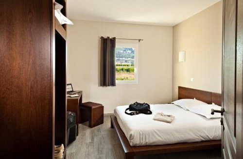 Saint-Laurent-des-Arbres Hotel | Le Ya'Tis