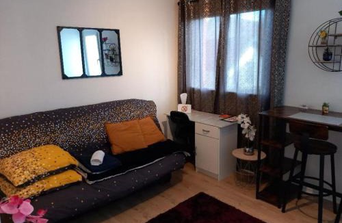 Tarbes Apartment | Le Zen -studio tout équipé- WIFI Fibre- centre ville avec parking