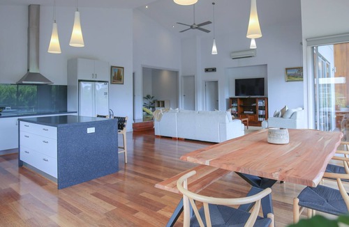 Bright House | LEADER VIEWS : Bright