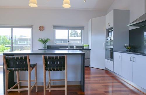 Bright House | LEADER VIEWS : Bright