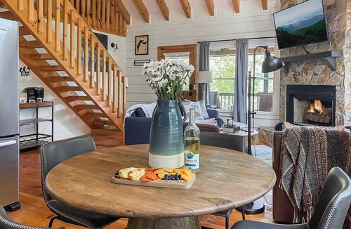 Hidden Lake Cabin | Leaf & Log Serene Cabin w/Lounge Deck & Firepit