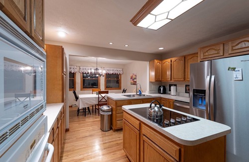 Davis Cabin | Leaf Peeper’s - HUGE deck, pizza oven, Pac-Man!