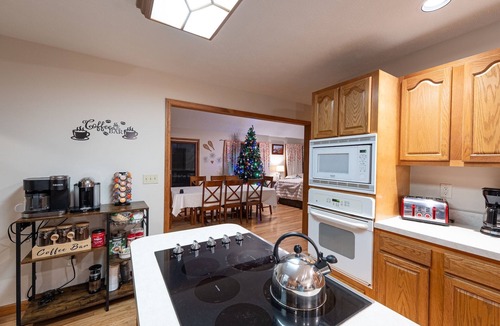 Davis Cabin | Leaf Peeper’s - HUGE deck, pizza oven, Pac-Man!