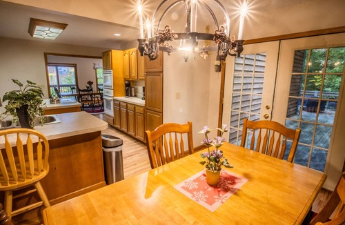 Davis Cabin | Leaf Peeper’s - HUGE deck, pizza oven, Pac-Man!