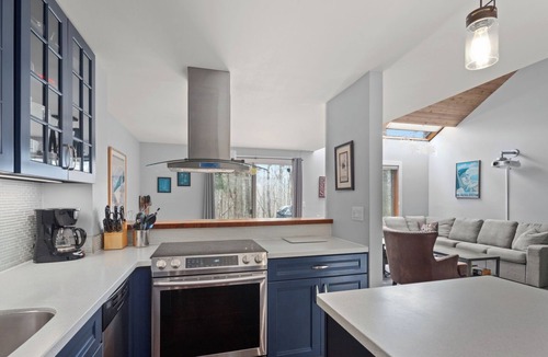 Warren Condo | Leaf Peeping Paradise! Cozy Mtn Condo with Grill, Pickleball, Relaxation