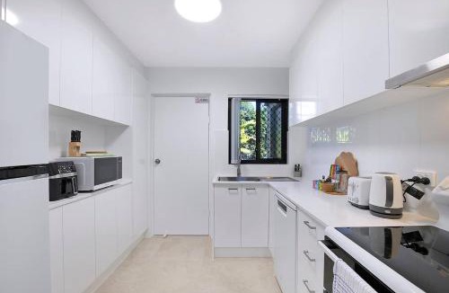 Red Hill Apartment | Leafy Hideout - Quiet Comfort near Riverfront and CBD