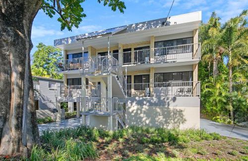 Red Hill Apartment | Leafy Hideout - Quiet Comfort near Riverfront and CBD