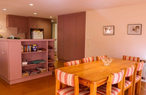 Long Beach House | Leafy Long Beach Hideaway