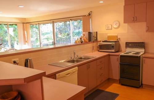 Long Beach House | Leafy Long Beach Hideaway