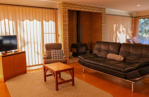 Long Beach House | Leafy Long Beach Hideaway