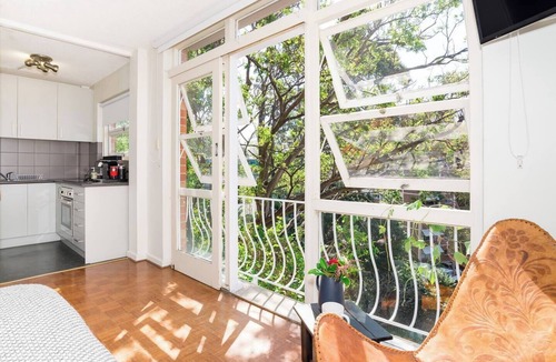 Paddington Apartment | Leafy Paddington Studio with Harbour Views