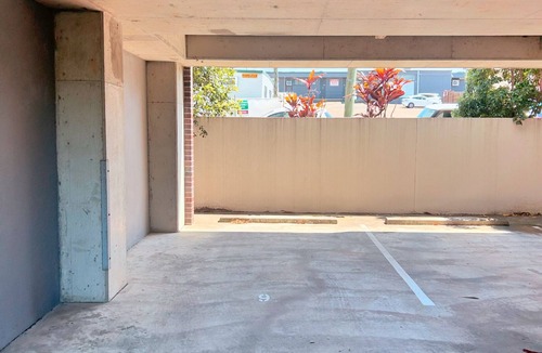 Morningside Apartment | Leafy & Spacious Apt w/Balcony, Parking & 65" TV